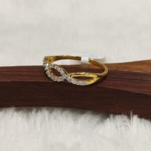 Elegant Diamond Ring in 14K Gold – 0.15 Carat